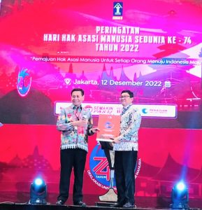 Wakil Bupati Toraja Utara, Frederik V.Palimbong Menerima Penghargaan Kabupaten Peduli HAM 2022 dari MENKUMHAM