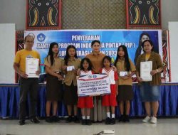 Serahkan Beasiswa PIP kepada 1.400 Pelajar Se-Kecamatan Rantepao, Simak Pesan Eva Stevany Rataba