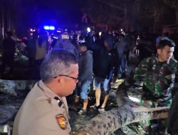 Pohon Tumbang di Jalan Poros Makale – Rantepao, TNI – Polri Bersama Warga Evakuasi Serpihan Kayu