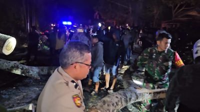 Pohon Tumbang di Jalan Poros Makale – Rantepao, TNI – Polri Bersama Warga Evakuasi Serpihan Kayu