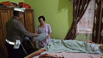 Jelang HUT Lalu Lintas Bhayangkara Ke 68, Satlantas Polres Tana Toraja Bagi Sembako dan Beri Biaya Pengobatan